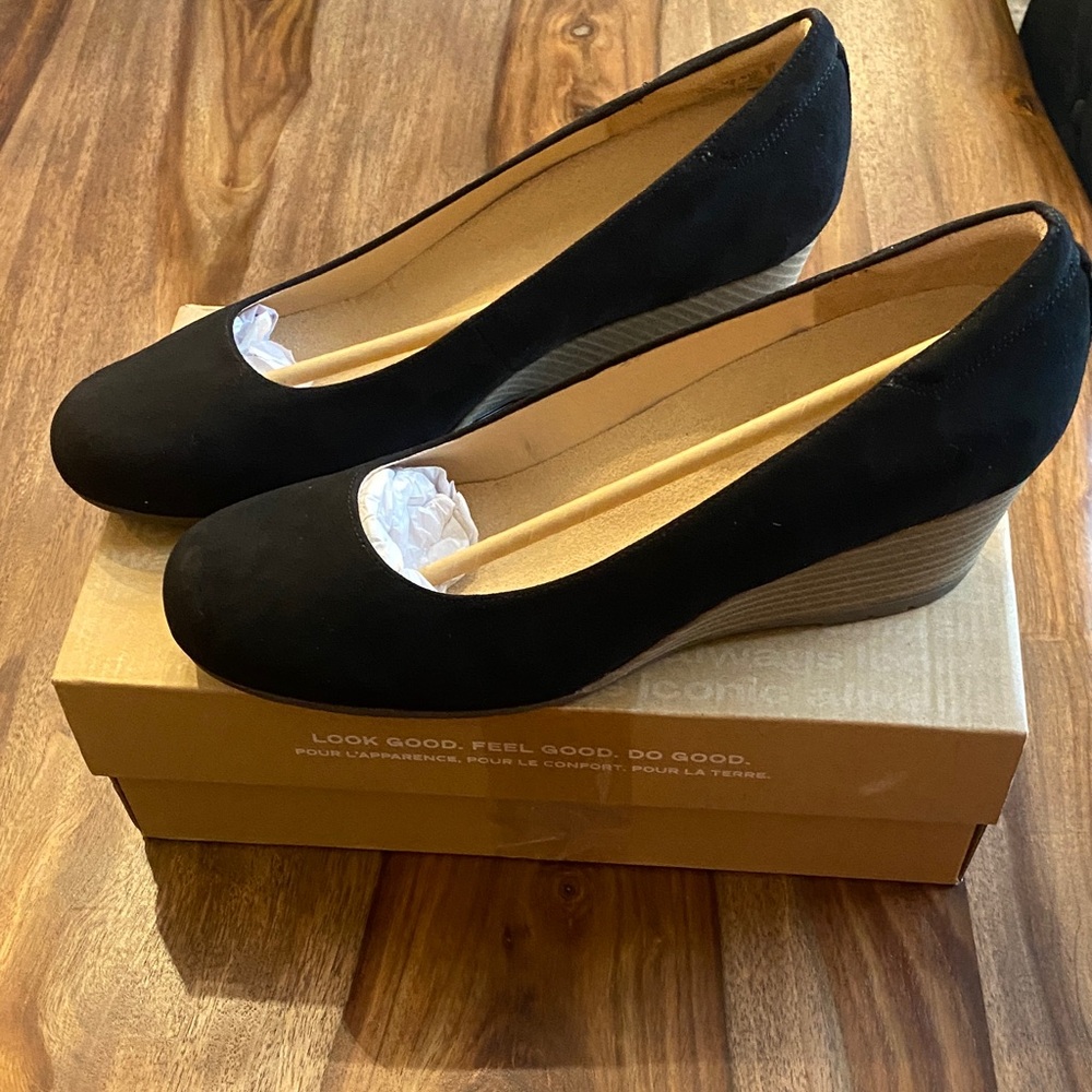 Dr. Scholl's Women's Black Flats - Picture 2 of 6